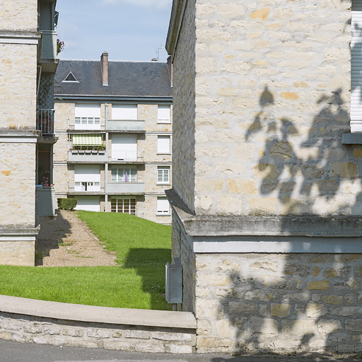 Bâtiment A et vue sur la façade postérieure du bâtiment C. © Thierry Kuntz / Région Bourgogne-Franche-Comté, Inventaire du patrimoine - 2014