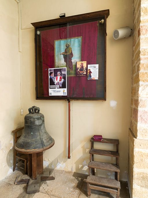 Cloche déposée dans le vestibule. © Pierre-Marie Barbe-Richaud / Région Bourgogne-Franche-Comté, Inventaire du patrimoine - 2015