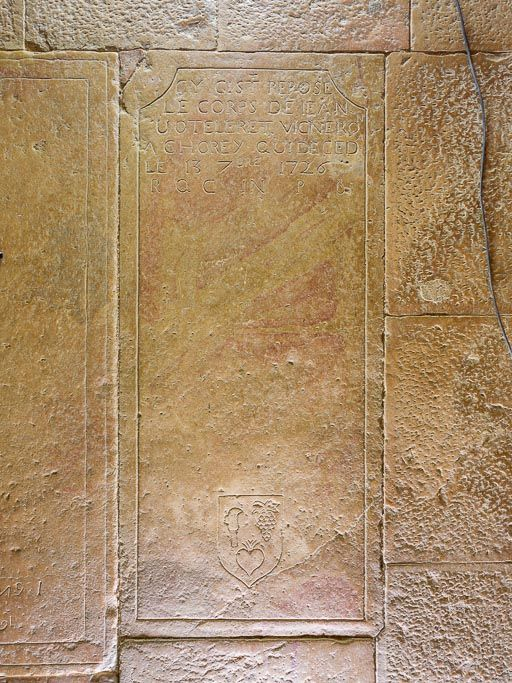 Dalle funéraire de Jean Voterret, 1726 : vue d'ensemble. © Pierre-Marie Barbe-Richaud / Région Bourgogne-Franche-Comté, Inventaire du patrimoine - 2015