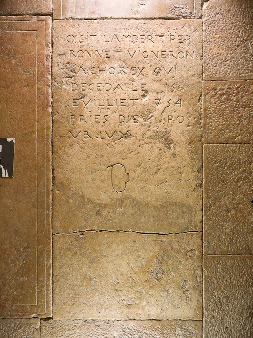 Dalle funéraire de Lambert Peronne, 1754 : vue d'ensemble. © Pierre-Marie Barbe-Richaud / Région Bourgogne-Franche-Comté, Inventaire du patrimoine - 2015