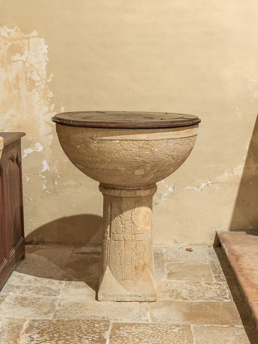 Vue rapprochée des fonts baptismaux, avec couvercle. © Pierre-Marie Barbe-Richaud / Région Bourgogne-Franche-Comté, Inventaire du patrimoine - 2015