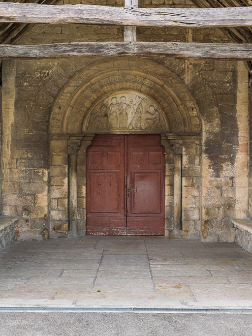 Porche : vue du portail et du tympan. © Pierre-Marie Barbe-Richaud / Région Bourgogne-Franche-Comté, Inventaire du patrimoine - 2015