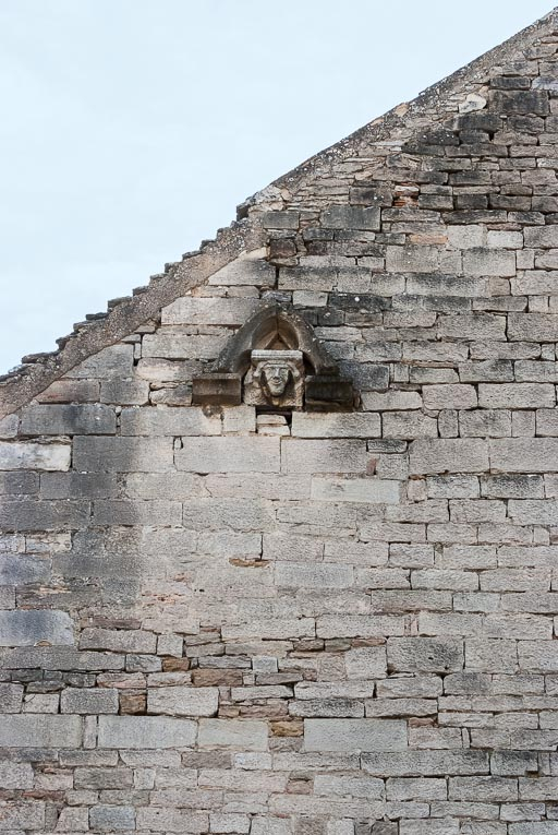 Vue d'une tête sculptée sur le pignon. © Pierre-Marie Barbe-Richaud / Région Bourgogne-Franche-Comté, Inventaire du patrimoine - 2015
