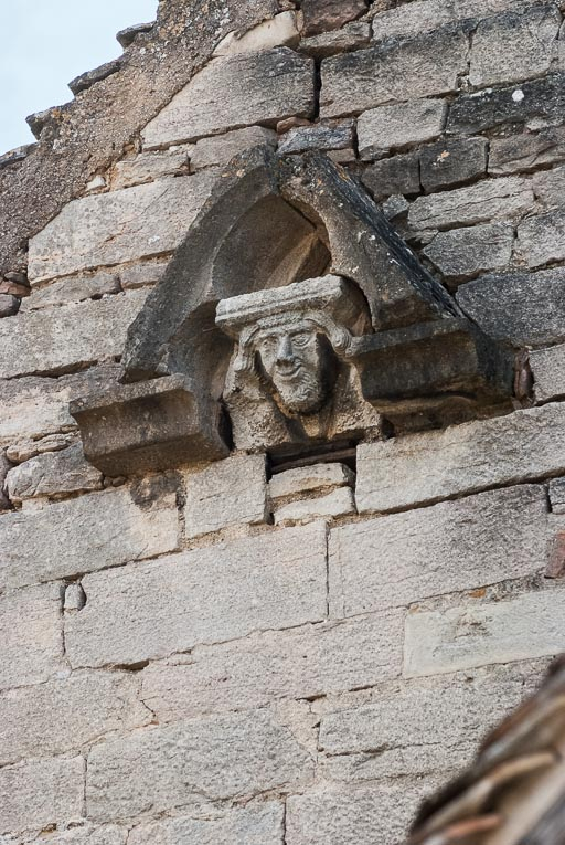 Vue d'une tête sculptée sur le pignon. © Pierre-Marie Barbe-Richaud / Région Bourgogne-Franche-Comté, Inventaire du patrimoine - 2015