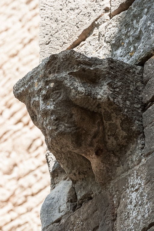 Vue d'une tête sculptée, gouttereau sud. © Pierre-Marie Barbe-Richaud / Région Bourgogne-Franche-Comté, Inventaire du patrimoine - 2015