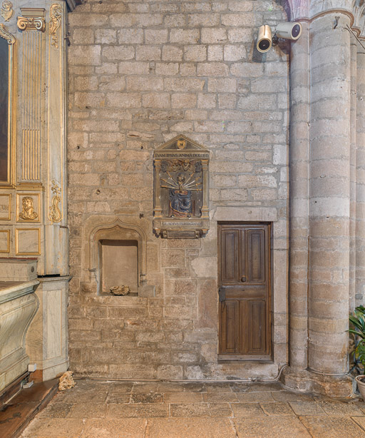 Vue de la porte menant aux combles et d'un lavabo, mur est du bras sud. © Pierre-Marie Barbe-Richaud / Région Bourgogne-Franche-Comté, Inventaire du patrimoine - 2015