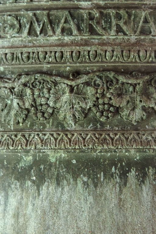 Détail du décor : grappes. © Pierre-Marie Barbe-Richaud / Région Bourgogne-Franche-Comté, Inventaire du patrimoine - 2015