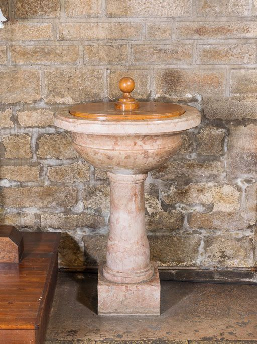 Vue d'ensemble des fonts baptismaux, avec couvercle. © Pierre-Marie Barbe-Richaud / Région Bourgogne-Franche-Comté, Inventaire du patrimoine - 2015