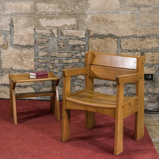Vue d'ensemble d'un fauteuil de célébrant et d'un tabouret de célébrant Stella. © Pierre-Marie Barbe-Richaud / Région Bourgogne-Franche-Comté, Inventaire du patrimoine - 2015