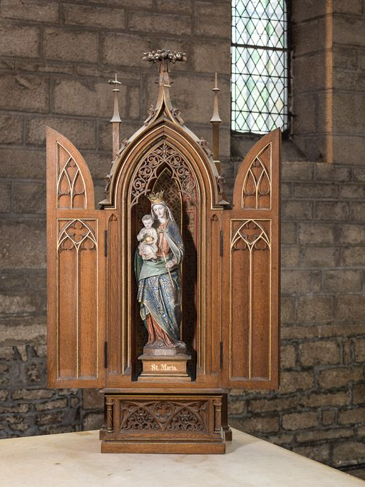 Vue d'ensemble de la statue de la Vierge à l'enfant, coffret ouvert. © Pierre-Marie Barbe-Richaud / Région Bourgogne-Franche-Comté, Inventaire du patrimoine - 2015
