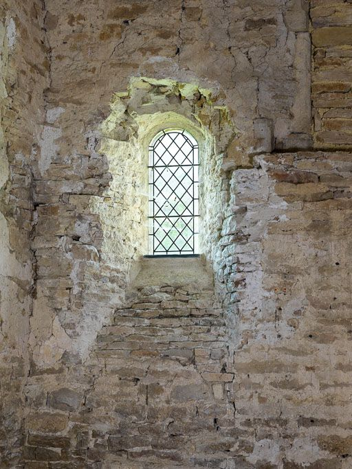 Ancienne chapelle : vue de la baie romane du mur sud. © Pierre-Marie Barbe-Richaud / Région Bourgogne-Franche-Comté, Inventaire du patrimoine - 2015