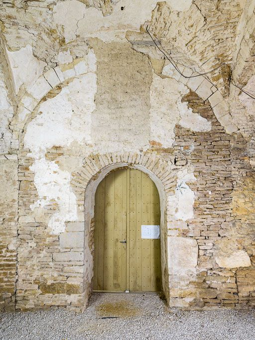 Ancienne chapelle : vue de la porte menant à la chapelle (mur ouest). © Pierre-Marie Barbe-Richaud / Région Bourgogne-Franche-Comté, Inventaire du patrimoine - 2015