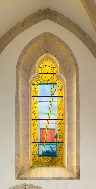 Vue d'ensemble de la verrière représentant un bâton de pèlerin. © Pierre-Marie Barbe-Richaud / Région Bourgogne-Franche-Comté, Inventaire du patrimoine - 2015