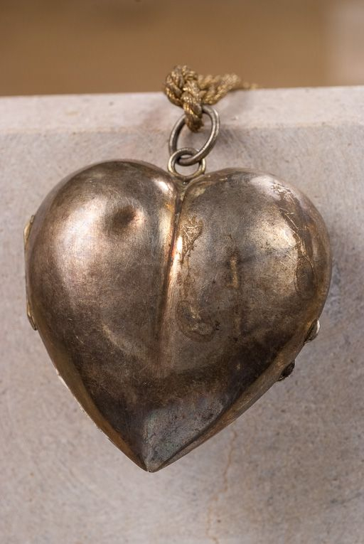 Ex-voto en forme de coeur. © Pierre-Marie Barbe-Richaud / Région Bourgogne-Franche-Comté, Inventaire du patrimoine - 2015