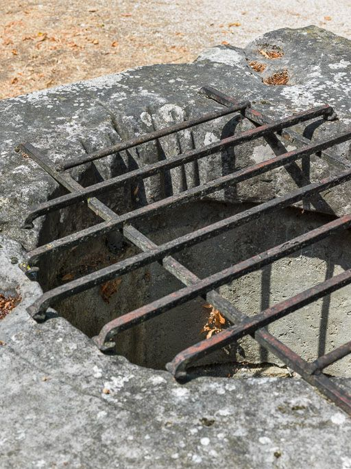 Puits : grille et traces d'usure de cordes. © Pierre-Marie Barbe-Richaud / Région Bourgogne-Franche-Comté, Inventaire du patrimoine - 2015