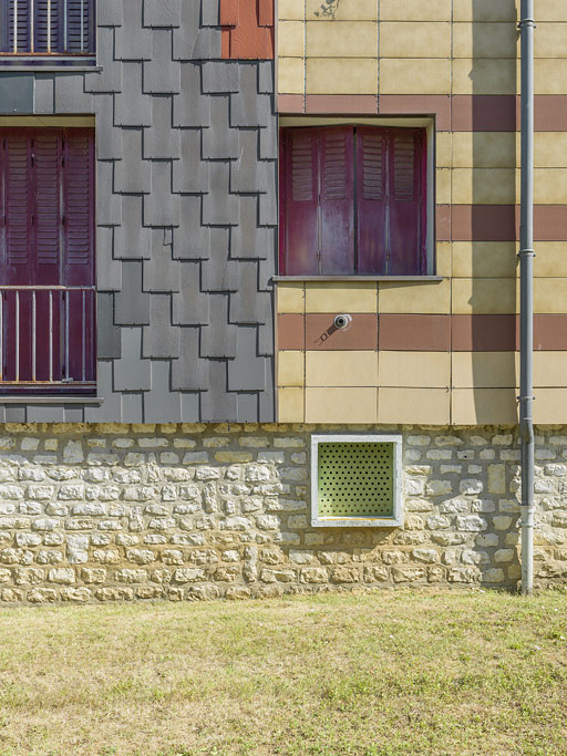 Bâtiment Binot-F, façade postérieure, détail des baies du soubassement et du rez-de-chaussée surélevé. © Thierry Kuntz / Région Bourgogne-Franche-Comté, Inventaire du patrimoine - 2015