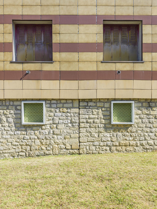 Bâtiment Binot-F, façade postérieure, détail des baies du soubassement et du rez-de-chaussée surélevé. © Thierry Kuntz / Région Bourgogne-Franche-Comté, Inventaire du patrimoine - 2015