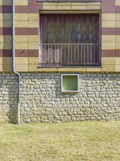 Bâtiment Binot-F, façade postérieure, détail des baies du soubassement et du rez-de-chaussée surélevé. © Thierry Kuntz / Région Bourgogne-Franche-Comté, Inventaire du patrimoine - 2015