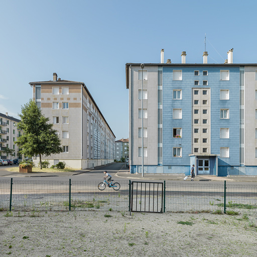 Bâtiment E, façades latérale et postérieure ; bâtiment I façade antérieure. © Thierry Kuntz / Région Bourgogne-Franche-Comté, Inventaire du patrimoine - 2015