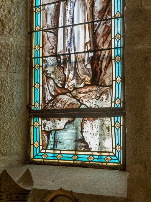 Vitrail : détail de la déformation et de l'altération des couleurs. © Pierre-Marie Barbe-Richaud / Région Bourgogne-Franche-Comté, Inventaire du patrimoine - 2016