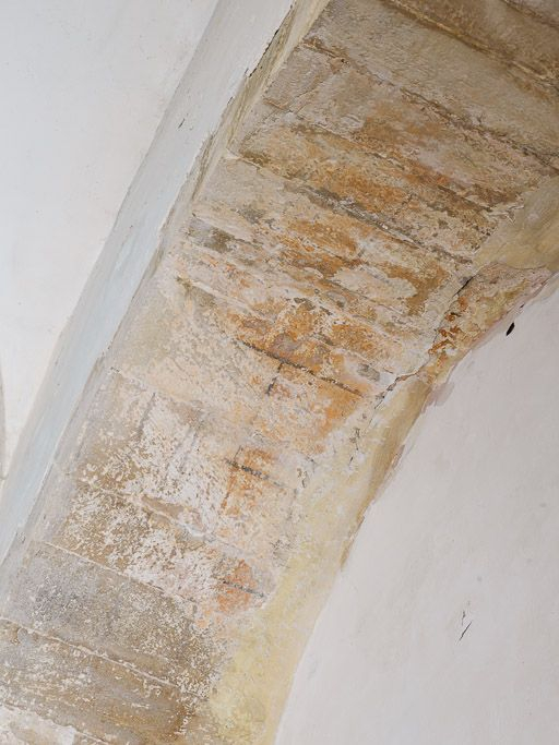 Détail des traces de peintures murales dessinant un faux appareillage, au niveau de la 1ère travée. © Pierre-Marie Barbe-Richaud / Région Bourgogne-Franche-Comté, Inventaire du patrimoine - 2016