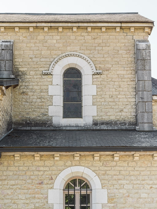Baie est du choeur, au-dessus de la sacristie. © Pierre-Marie Barbe-Richaud / Région Bourgogne-Franche-Comté, Inventaire du patrimoine - 2016