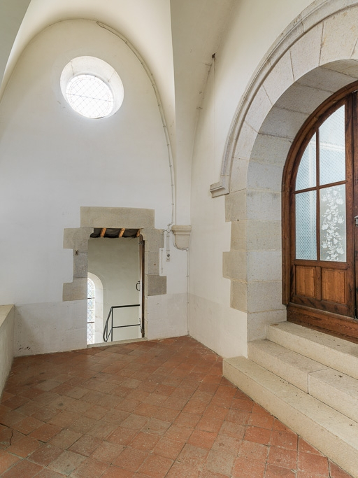 Tribune, grande porte cintrée donnant sur le clocher. © Pierre-Marie Barbe-Richaud / Région Bourgogne-Franche-Comté, Inventaire du patrimoine - 2016