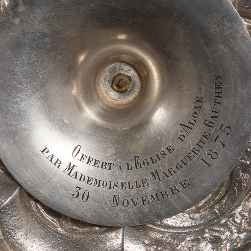 Détail de l'inscription sous le pied. © Pierre-Marie Barbe-Richaud / Région Bourgogne-Franche-Comté, Inventaire du patrimoine - 2016