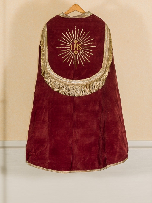 Chape rouge. © Pierre-Marie Barbe-Richaud / Région Bourgogne-Franche-Comté, Inventaire du patrimoine - 2016