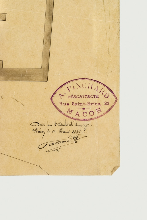 Détail de la signature sur un plan de l'église. Dessin de l'architecte Pinchard, signé et daté du 10 mars 1887. (Archives communales, Aloxe-Corton). © Pierre-Marie  Barbe-Richaud (reproduction) / Région Bourgogne-Franche-Comté, Inventaire du patrimoine - 2016