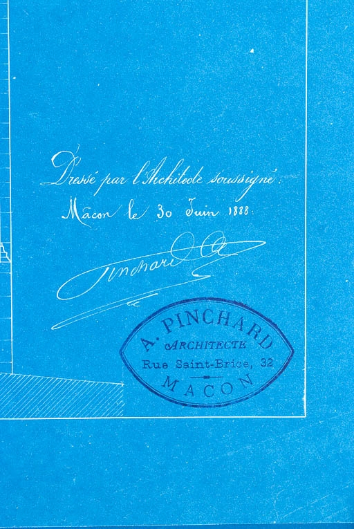 Détail de la signature et de la date sur un plan de l'église. Plan bleu dressé par l'architecte Pinchard, daté du 30 juin 1888 (Archives communales, Aloxe-Corton). © Pierre-Marie  Barbe-Richaud (reproduction) / Région Bourgogne-Franche-Comté, Inventaire du patrimoine - 2016