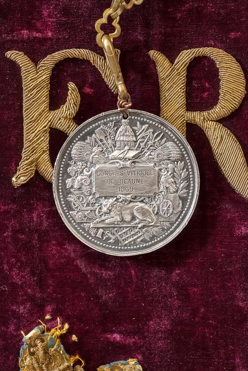 Détail de la médaille. © Pierre-Marie Barbe-Richaud / Région Bourgogne-Franche-Comté, Inventaire du patrimoine - 2016
