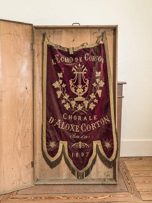 Bannière de la chorale d'Aloxe-Corton, conservée à la mairie. © Pierre-Marie Barbe-Richaud / Région Bourgogne-Franche-Comté, Inventaire du patrimoine - 2016