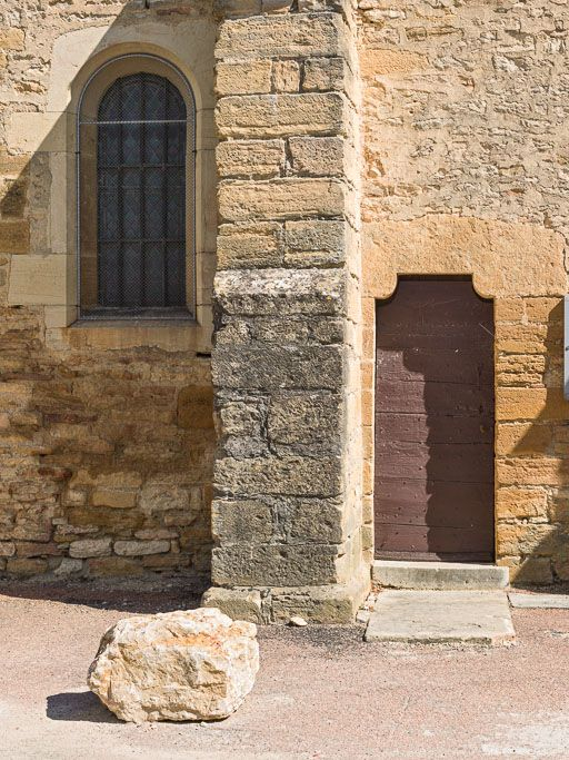 Elévation sud-ouest, détail de la porte latérale. © Pierre-Marie Barbe-Richaud / Région Bourgogne-Franche-Comté, Inventaire du patrimoine - 2016