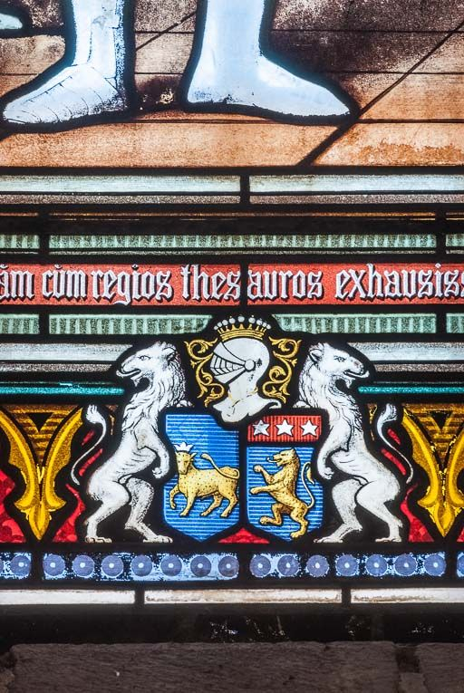 Détail du vitrail de Saint Louis. © Pierre-Marie Barbe-Richaud / Région Bourgogne-Franche-Comté, Inventaire du patrimoine - 2016 Détail du vitrail de Saint Louis. © Pierre-Marie Barbe-Richaud / Région Bourgogne-Franche-Comté, Inventaire du patrimoine - 2016