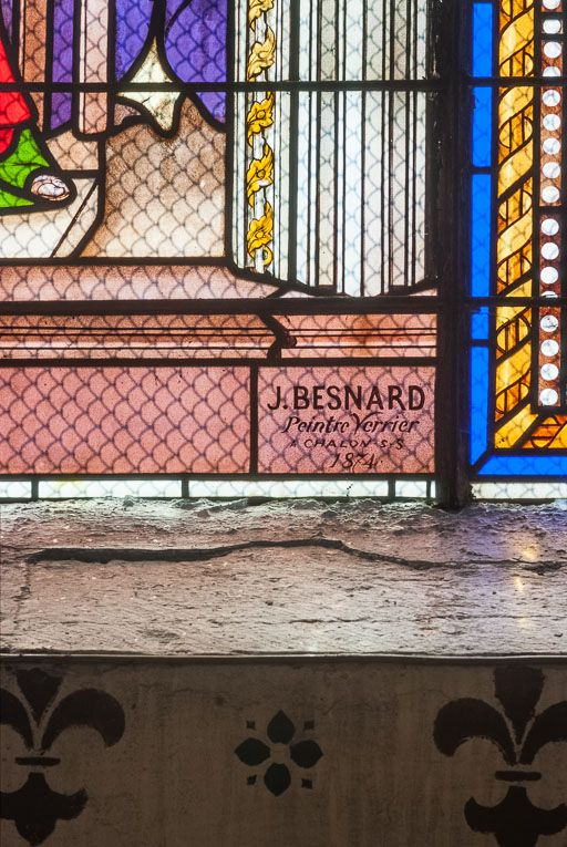 Détail de la signature de Besnard sur le vitrail du Sacré-coeur. © Pierre-Marie Barbe-Richaud / Région Bourgogne-Franche-Comté, Inventaire du patrimoine - 2016 Détail de la signature de Besnard sur le vitrail du Sacré-coeur. © Pierre-Marie Barbe-Richaud / Région Bourgogne-Franche-Comté, Inventaire du patrimoine - 2016