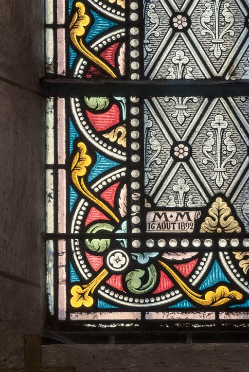 Détail de la date et de la signature sur le vitrail de saint Vincent. © Pierre-Marie Barbe-Richaud / Région Bourgogne-Franche-Comté, Inventaire du patrimoine - 2016 Détail de la date et de la signature sur le vitrail de saint Vincent. © Pierre-Marie Barbe-Richaud / Région Bourgogne-Franche-Comté, Inventaire du patrimoine - 2016