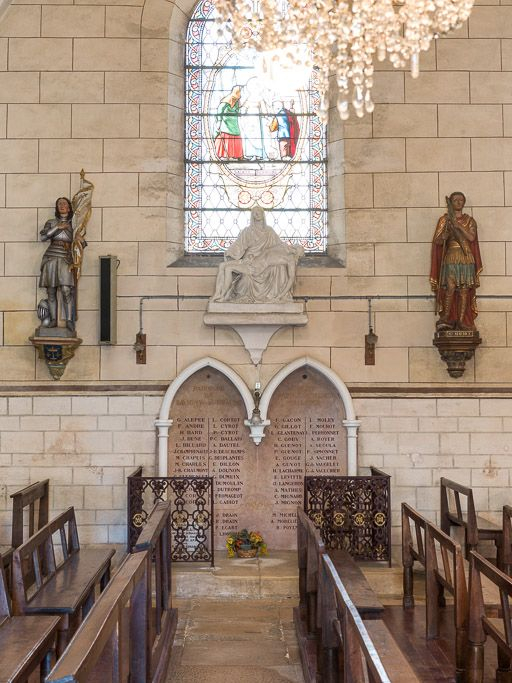 Plaque commémorative et statues. © Pierre-Marie Barbe-Richaud / Région Bourgogne-Franche-Comté, Inventaire du patrimoine - 2016