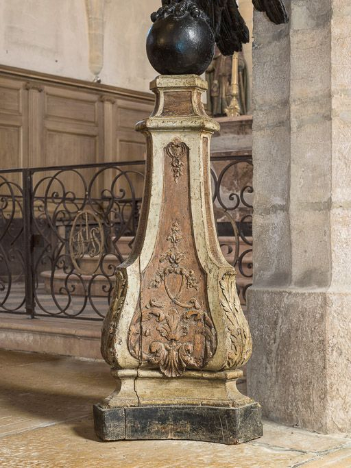 Détail du piedestal du lutrin de droite. © Pierre-Marie Barbe-Richaud / Région Bourgogne-Franche-Comté, Inventaire du patrimoine - 2016