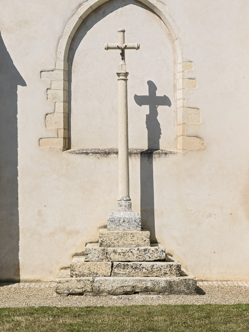 Croix monumentale contre le chevet. © Pierre-Marie Barbe-Richaud / Région Bourgogne-Franche-Comté, Inventaire du patrimoine - 2016