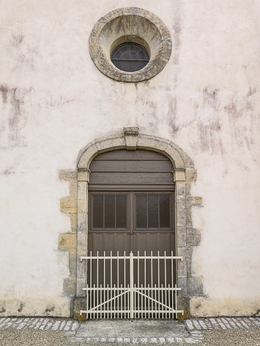 Façade, détail de la porte et de l'oculus. © Pierre-Marie Barbe-Richaud / Région Bourgogne-Franche-Comté, Inventaire du patrimoine - 2016
