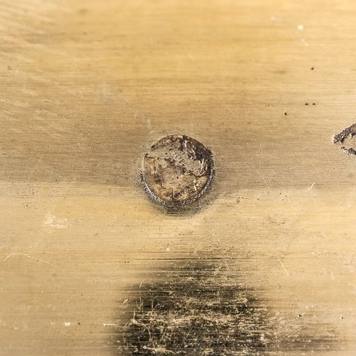 Détail de poinçon sur la lèvre de la coupe. © Pierre-Marie Barbe-Richaud / Région Bourgogne-Franche-Comté, Inventaire du patrimoine - 2016 Détail de poinçon sur la lèvre de la coupe. © Pierre-Marie Barbe-Richaud / Région Bourgogne-Franche-Comté, Inventaire du patrimoine - 2016