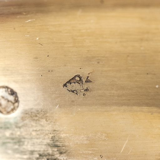 Détail de poinçons sur la lèvre de la coupe. © Pierre-Marie Barbe-Richaud / Région Bourgogne-Franche-Comté, Inventaire du patrimoine - 2016 Détail de poinçons sur la lèvre de la coupe. © Pierre-Marie Barbe-Richaud / Région Bourgogne-Franche-Comté, Inventaire du patrimoine - 2016