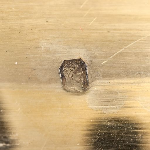 Poinçon sur la lèvre. © Pierre-Marie Barbe-Richaud / Région Bourgogne-Franche-Comté, Inventaire du patrimoine - 2016 Poinçon sur la lèvre. © Pierre-Marie Barbe-Richaud / Région Bourgogne-Franche-Comté, Inventaire du patrimoine - 2016