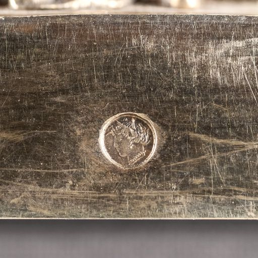 Poinçon sur la base. © Pierre-Marie Barbe-Richaud / Région Bourgogne-Franche-Comté, Inventaire du patrimoine - 2016 Poinçon sur la base. © Pierre-Marie Barbe-Richaud / Région Bourgogne-Franche-Comté, Inventaire du patrimoine - 2016