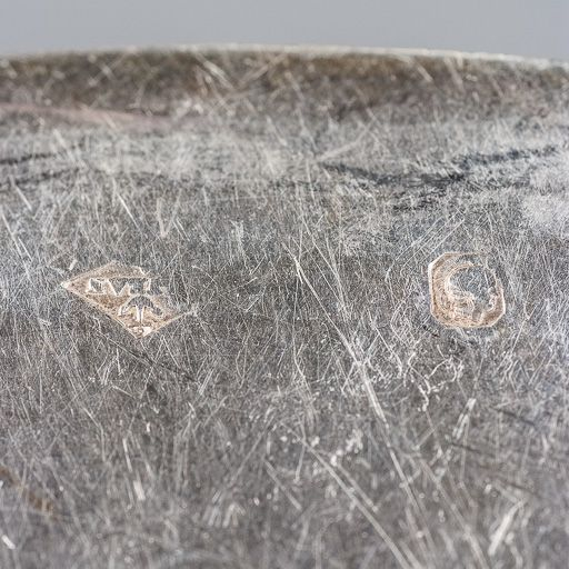 Détail des deux poinçons. © Pierre-Marie Barbe-Richaud / Région Bourgogne-Franche-Comté, Inventaire du patrimoine - 2016 Détail des deux poinçons. © Pierre-Marie Barbe-Richaud / Région Bourgogne-Franche-Comté, Inventaire du patrimoine - 2016