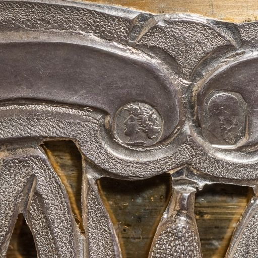 Poinçons sur la fausse coupe : Cérès et tête de vieillard. © Pierre-Marie Barbe-Richaud / Région Bourgogne-Franche-Comté, Inventaire du patrimoine - 2016 Poinçons sur la fausse coupe : Cérès et tête de vieillard. © Pierre-Marie Barbe-Richaud / Région Bourgogne-Franche-Comté, Inventaire du patrimoine - 2016