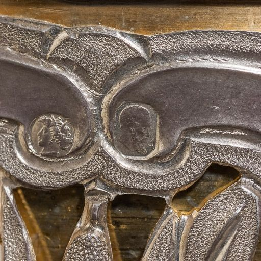 Poinçons sur la fausse coupe. © Pierre-Marie Barbe-Richaud / Région Bourgogne-Franche-Comté, Inventaire du patrimoine - 2016 Poinçons sur la fausse coupe. © Pierre-Marie Barbe-Richaud / Région Bourgogne-Franche-Comté, Inventaire du patrimoine - 2016