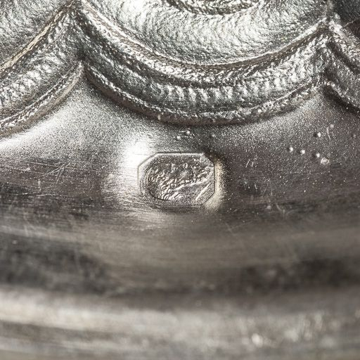 Poinçon sur le couvercle. © Pierre-Marie Barbe-Richaud / Région Bourgogne-Franche-Comté, Inventaire du patrimoine - 2016 Poinçon sur le couvercle. © Pierre-Marie Barbe-Richaud / Région Bourgogne-Franche-Comté, Inventaire du patrimoine - 2016