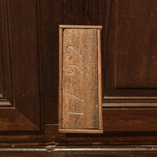 Fragment portant la date de 1792, conservé dans la sacristie. © Pierre-Marie Barbe-Richaud / Région Bourgogne-Franche-Comté, Inventaire du patrimoine - 2016